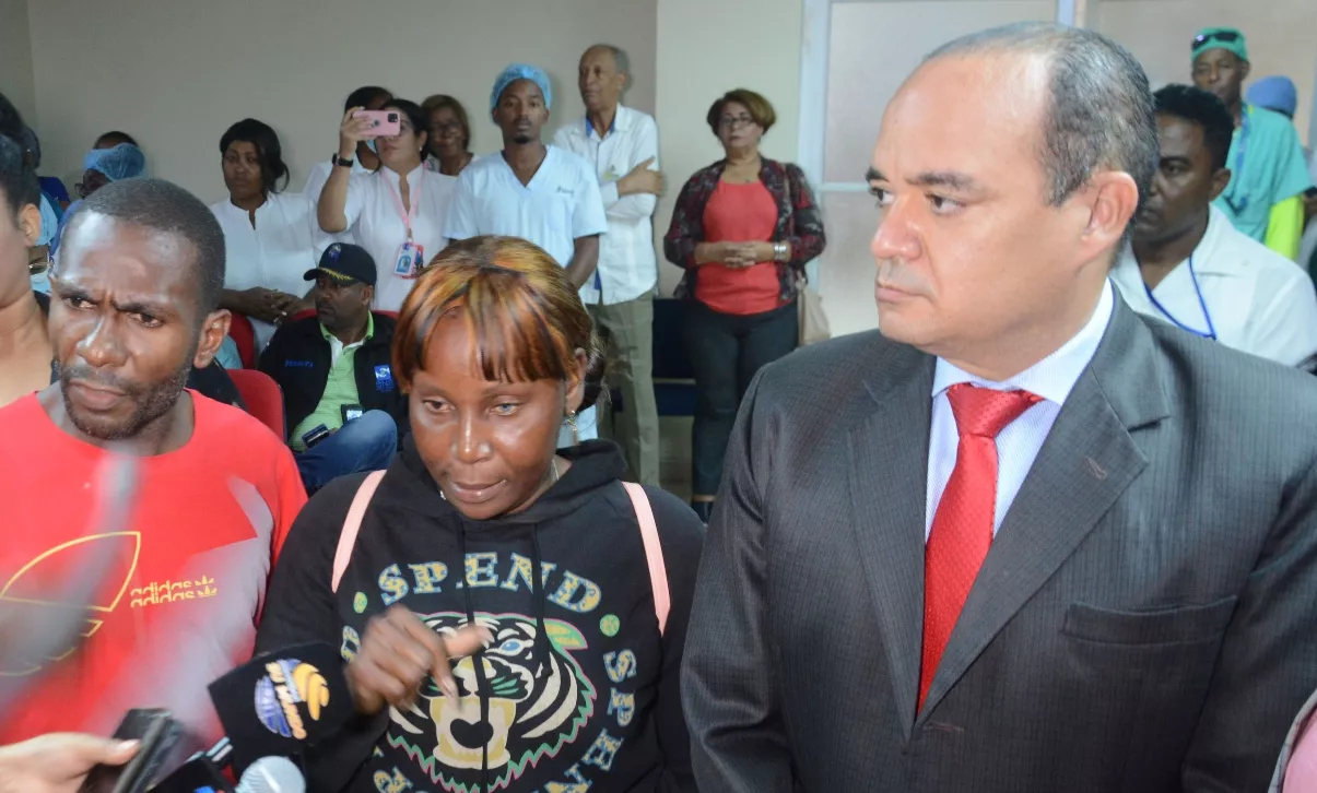 Familiares de la recién nacida  junto al abogado, Miguel Surún Hernández.  pablo Matos