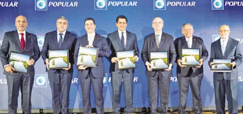 Los ejecutivos del Banco Popular, Manuel Grullón y Christopher Paniagua, entregaron  ejemplares del libro ‘Ríos dominicanos. Redes de vida’ al secretario general de la OMT, al embajador dominicano ante la OMT, Aníbal de Castro, y al embajador dominicano ante el Reino de España, Juan Bolívar Díaz.
