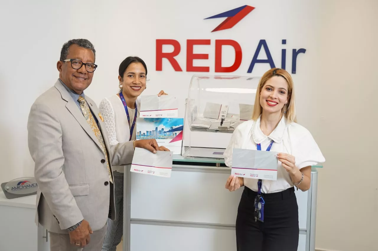 Dr.-Arturo-Brito-notario_-Gloria-Pinto-Gerente-de-la-Fundacion-RED-Air-y-Ashley-Portes-Coordinadora-de-Mercadeo-y-comunicaciones-de-RED-Air