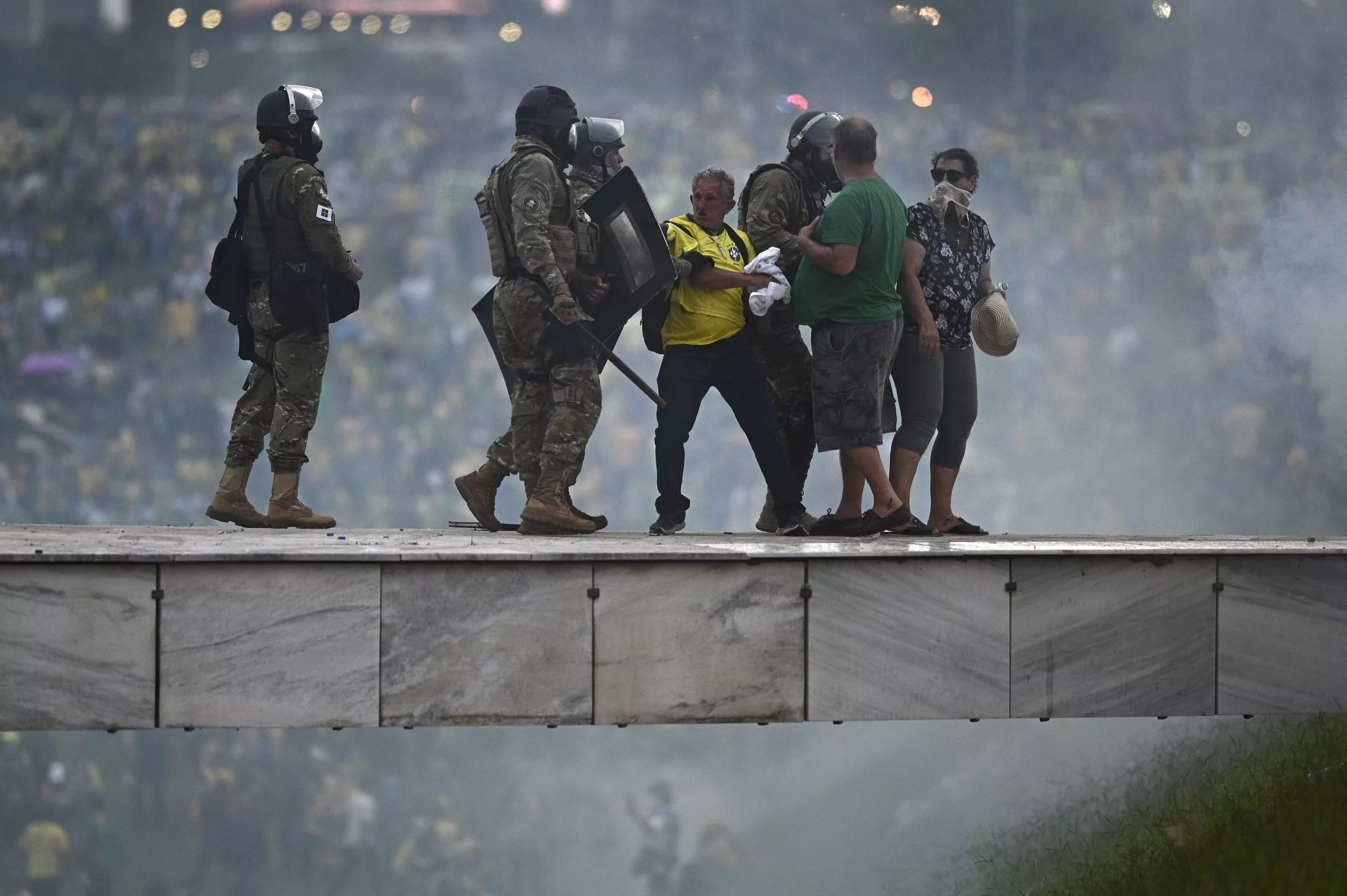 Policías antidisturbios entran al palacio presidencial de Brasil