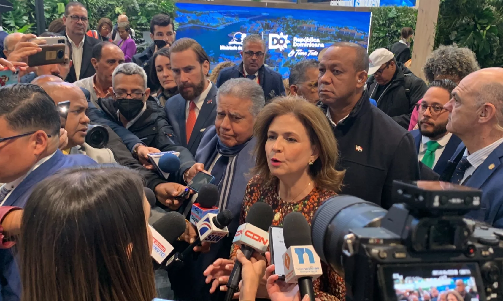 Raquel Peña habla con la prensa en el stand dominicano en la Feria Internacional de Turismo que tiene lugar en Madrid, España.