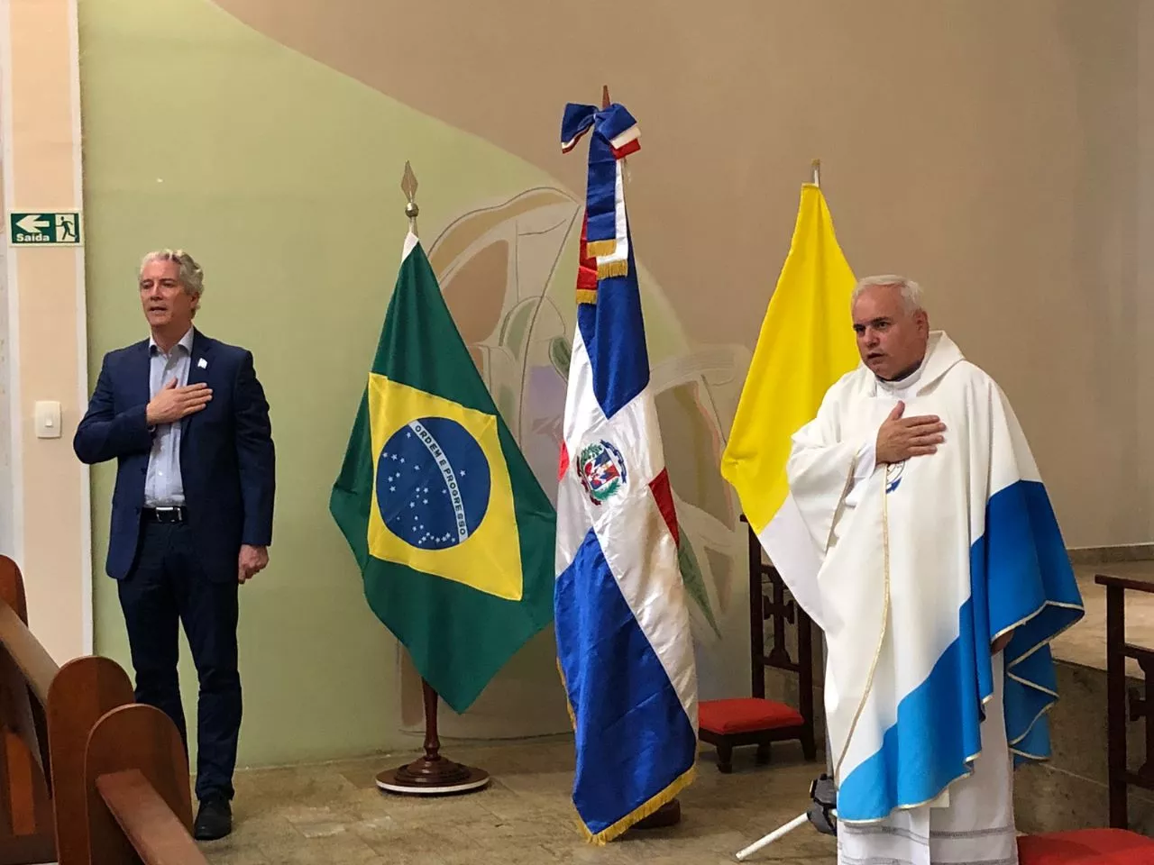 Foto 1. El cónsul general de la República Dominicana en Río de Janeiro, Brasil, Roberto Rubio y el párroco Pe. Cesare Ciceri.