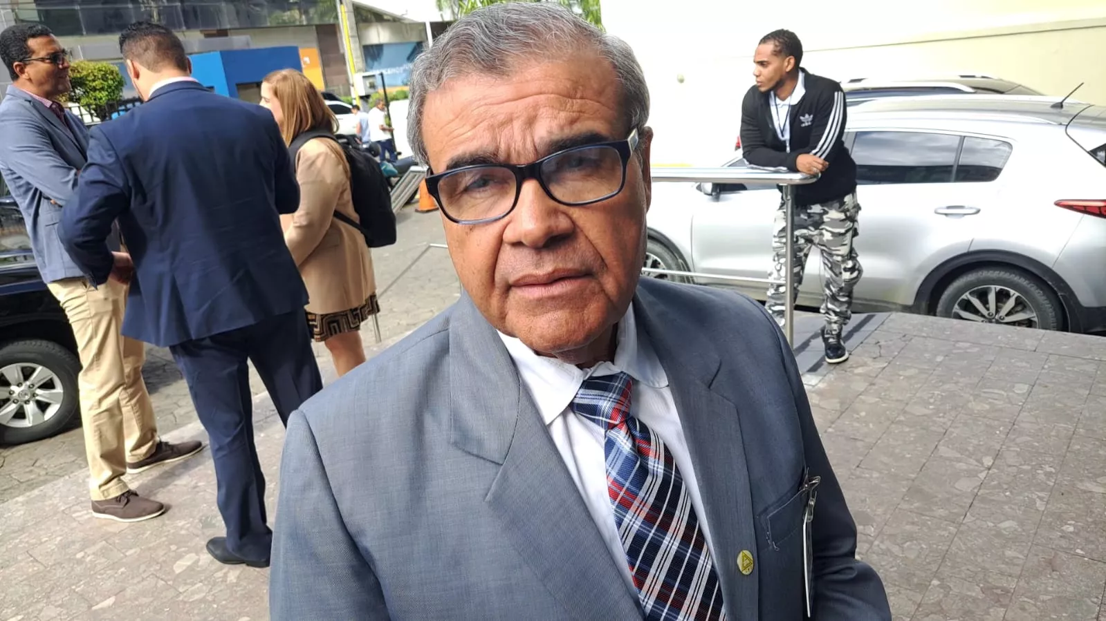 Foto Senen Caba al llegar e reunión