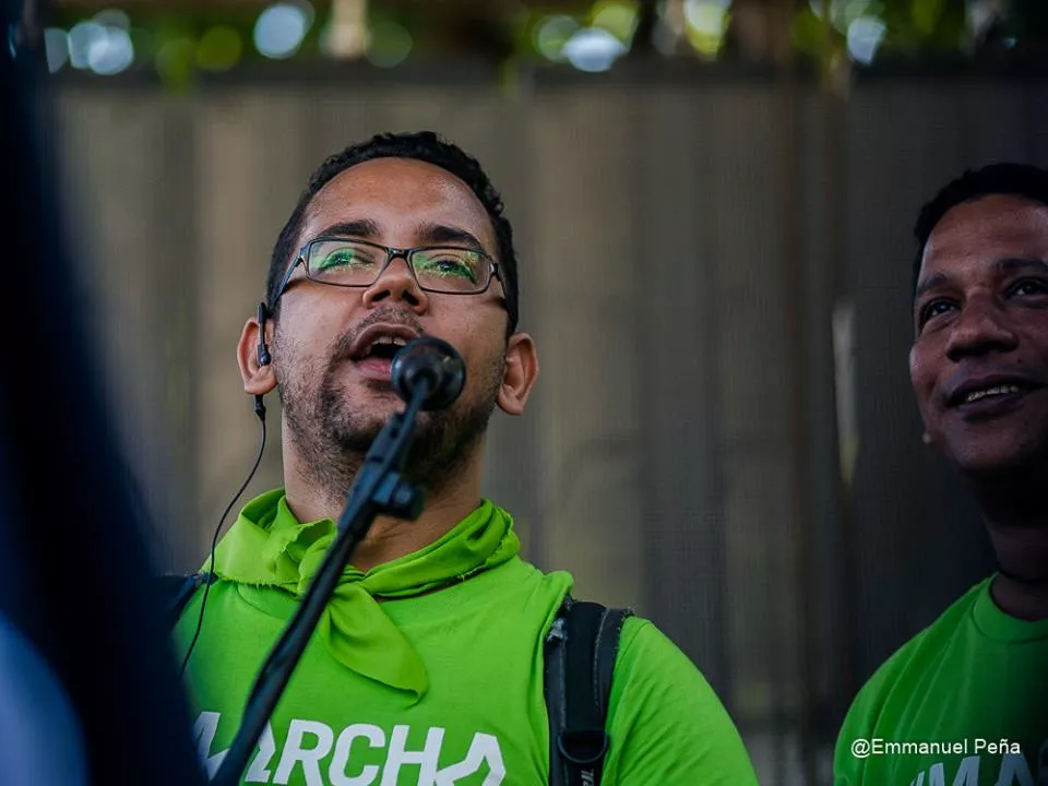 Leyendo la primera proclama de Marcha Verde, junto a Carlos Pimentel.