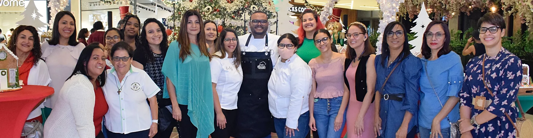 Más de 10 pasteleros presentaron creativos diseños de  casitas de jengibre en una exposición sin precedentes.