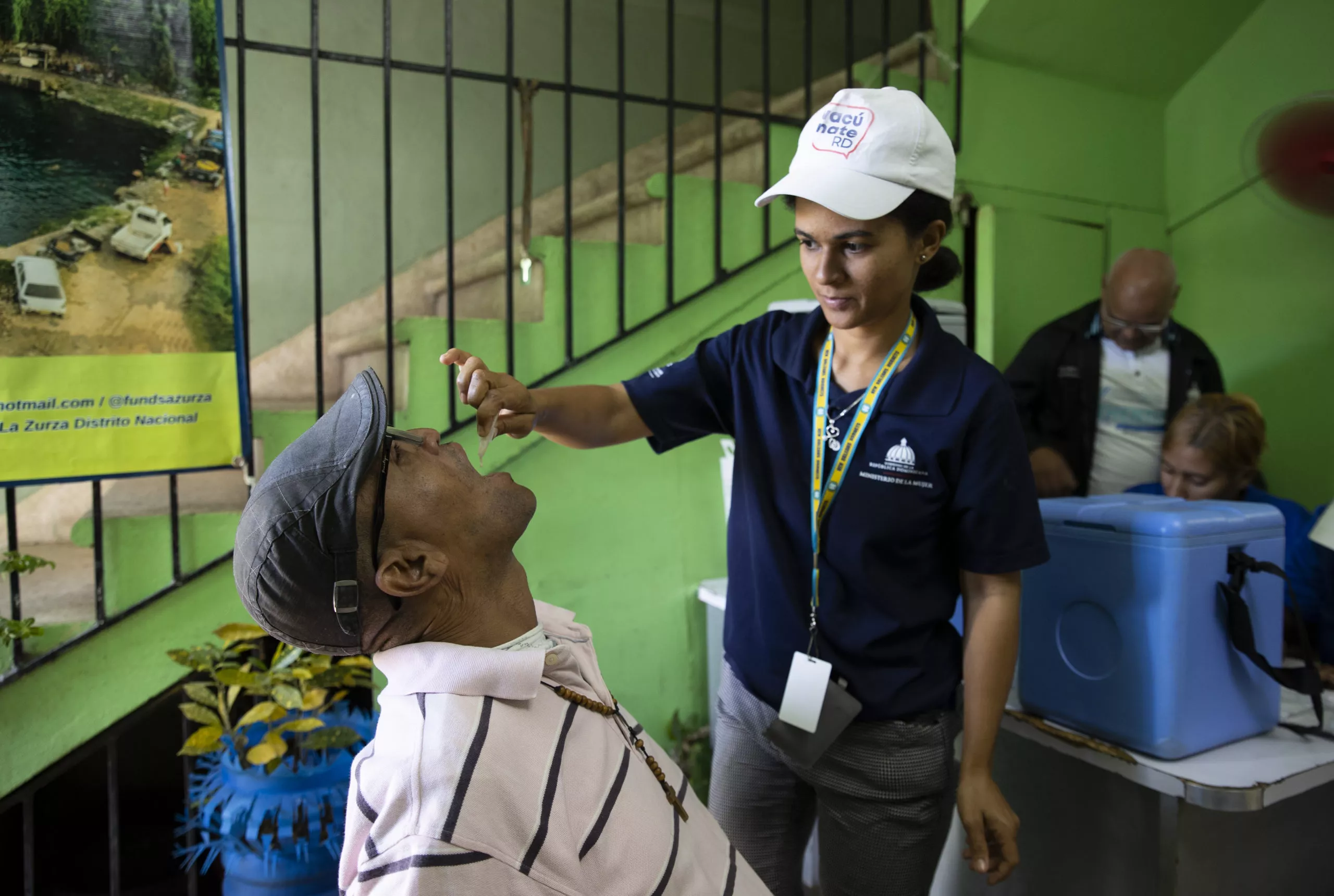 Personal de Salud Pública administra una dosis de vacuna oral contra el cólera en brote del 2023, en el barrio La Zurza, en Santo Domingo. Foto de archivo/EFE