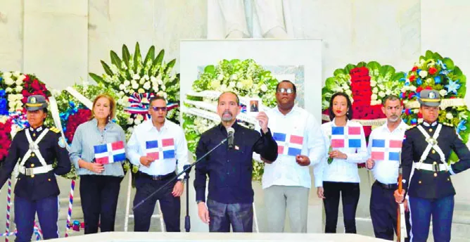 Juan Pablo Uribe lee el  juramento trinitario junto a colaboradores.