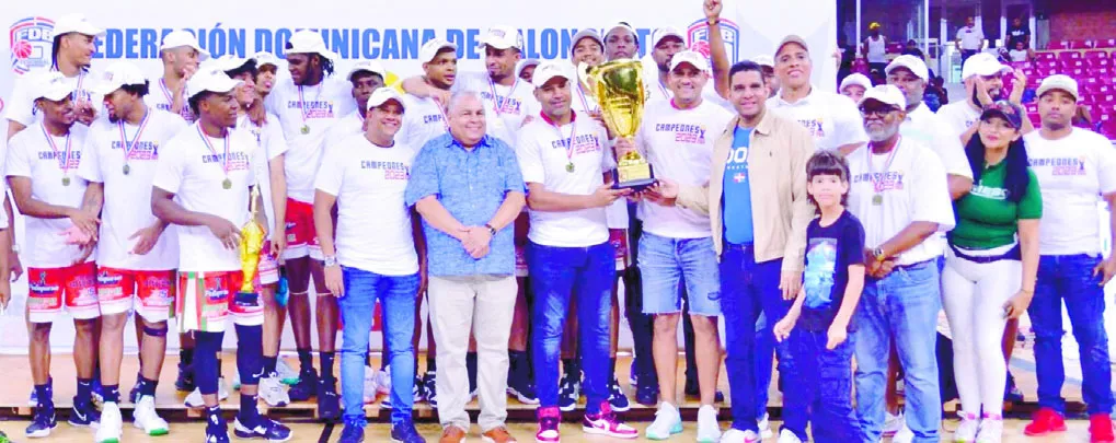 Rafael Uribe, presidente de Fedombal, y Fernando Geraldino, gerente general de Seaboard, entregan a Alberto Castro, presidente del club Bameso, la Copa BanReservas que conquistó ese equipo en la Primera Copa de Campeones TBS 2023.