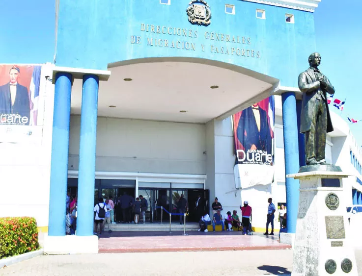 Las filas para renovación lucen más cortas en la sede central. josé de león