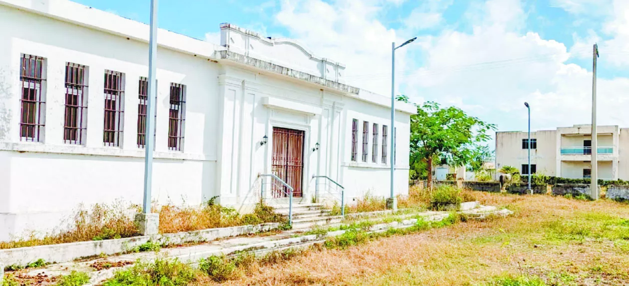 En uno de los edificios antiguos se aprecia la línea clásica de la arquitectura republicana. Al fondo, abandonado, el hotel Santa Cruz.