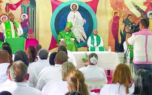 Monseñor Benito Ángeles tuvo a cargo  instituir a  feligreses.