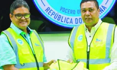 Juan Manuel Méndez recibe chalecos de Víctor D’Aza.