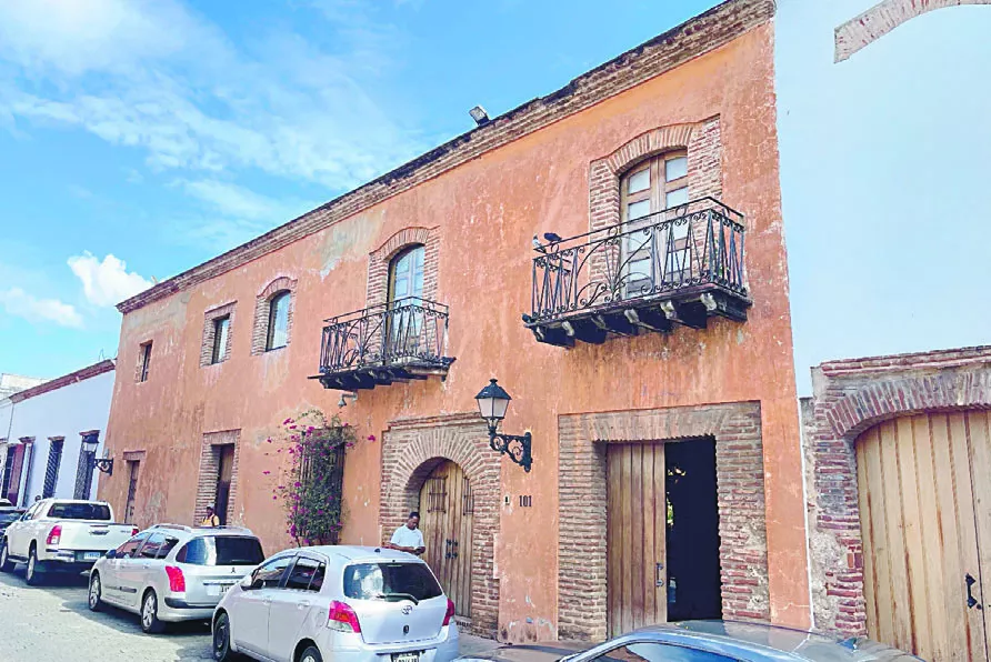 La fachada, con los balcones afrancesados, agregados en el siglo XVIII.