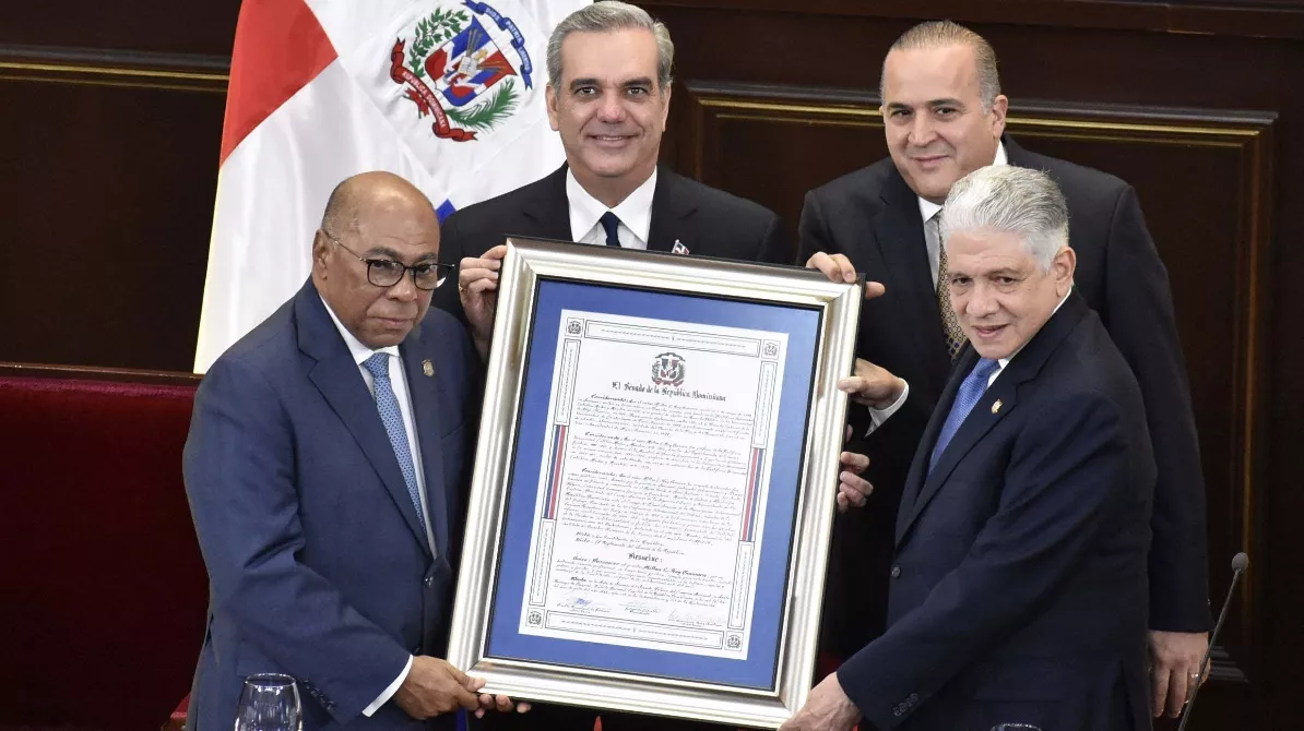 Milton Ray Guevara recibe pergamino de manos del presidente Luis Abinader. josé de león