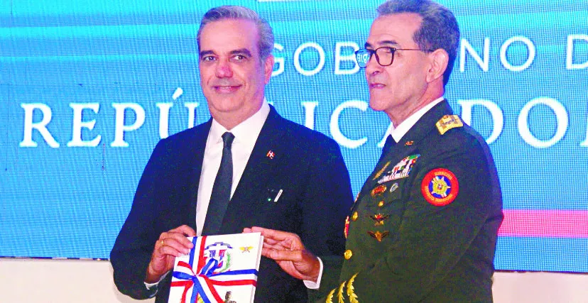 El ministro de Defensa entrega libro al presidente Luis Abinader.