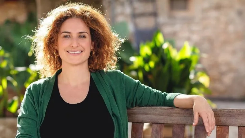 Nazareth Castellanos: "Si yo tengo una cara enfadada, el cerebro interpreta que esta cara es propia de enfado y por tanto activa mecanismos de enfado".