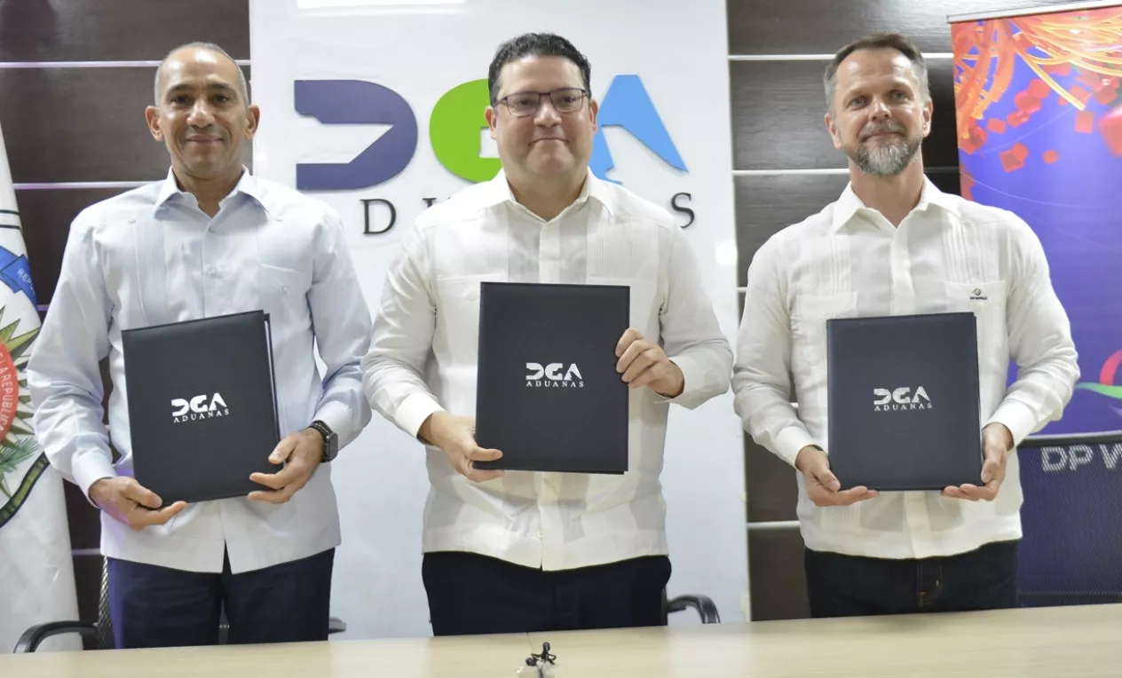 Funcionarios mientras sostienen  acuerdo para elevar la seguridad del puerto Caucedo.