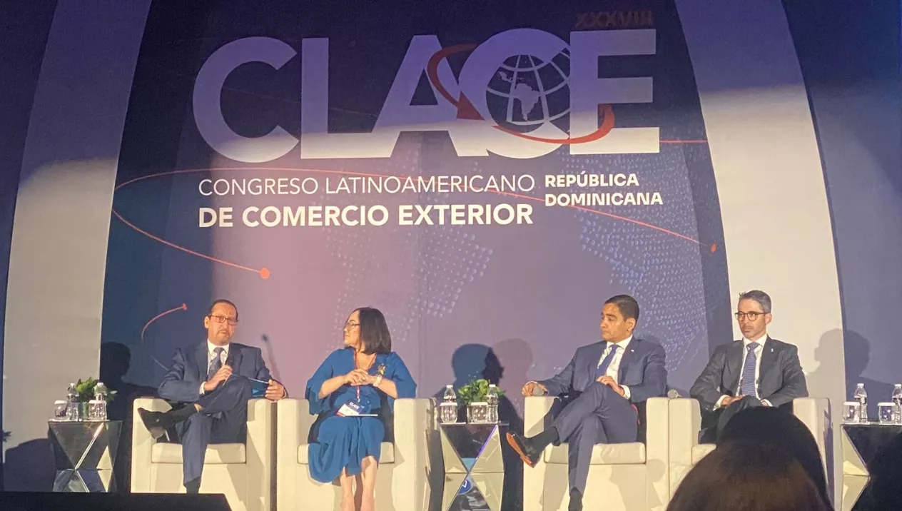 Expertos participando en el panel ‘Innovaciones en el financiamiento para exportadores’ .