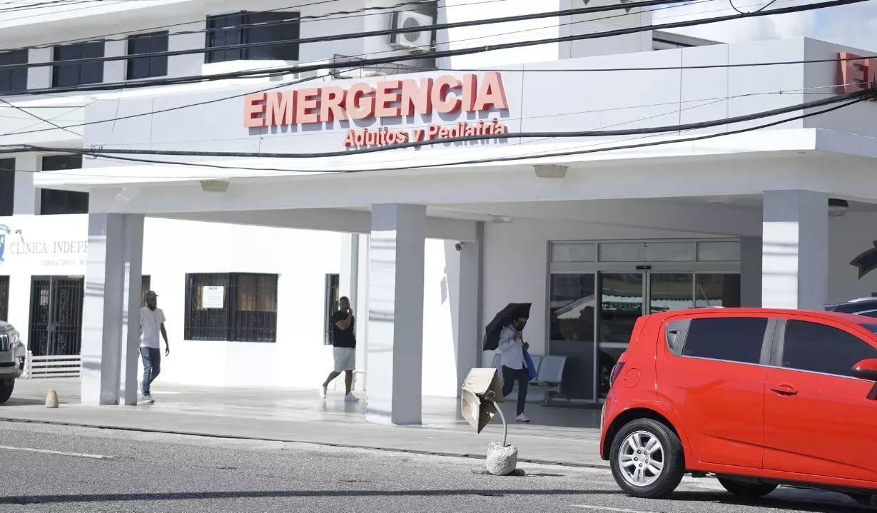 Pacientes de  ARS  suspendidas  tienen que recurrir a reembolsos de aseguradoras.   elieser tapia