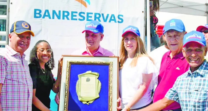 El doctor JoséJoaquín Puello y su esposa, reciben una placa de reconocimiento del evento.