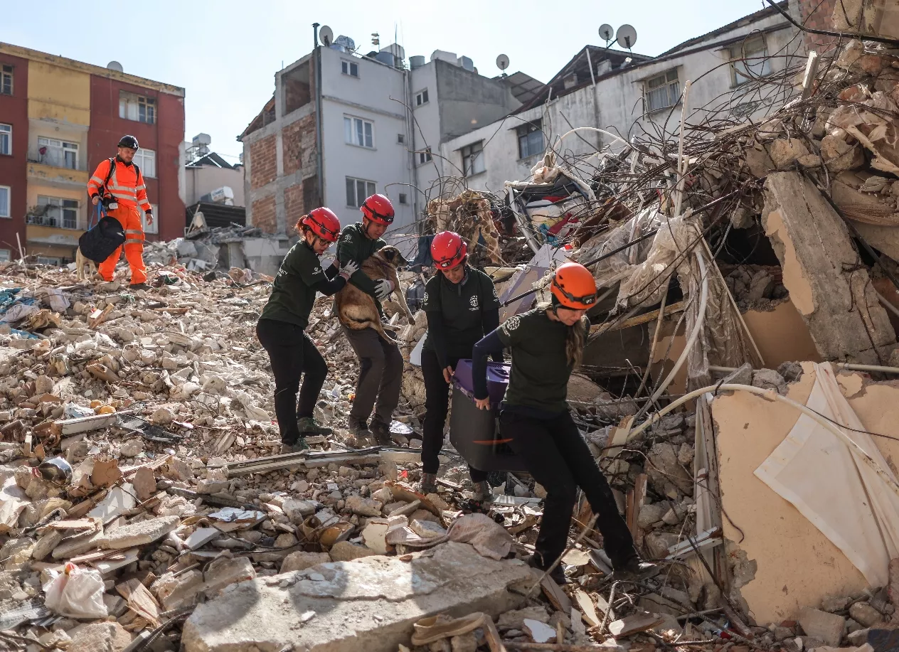 ELas operaciones de búsqueda y rescate de sobrevivientes se inició de inmediato en la zona.