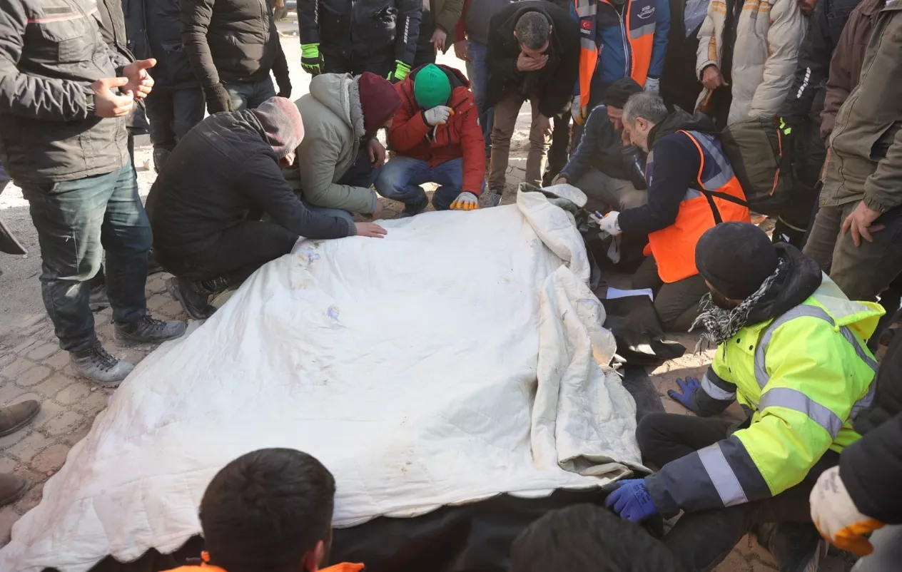 Son pocos los que  se sacan con vida  entre los escombros de inmuebles  en Turquía, tras el sismo.