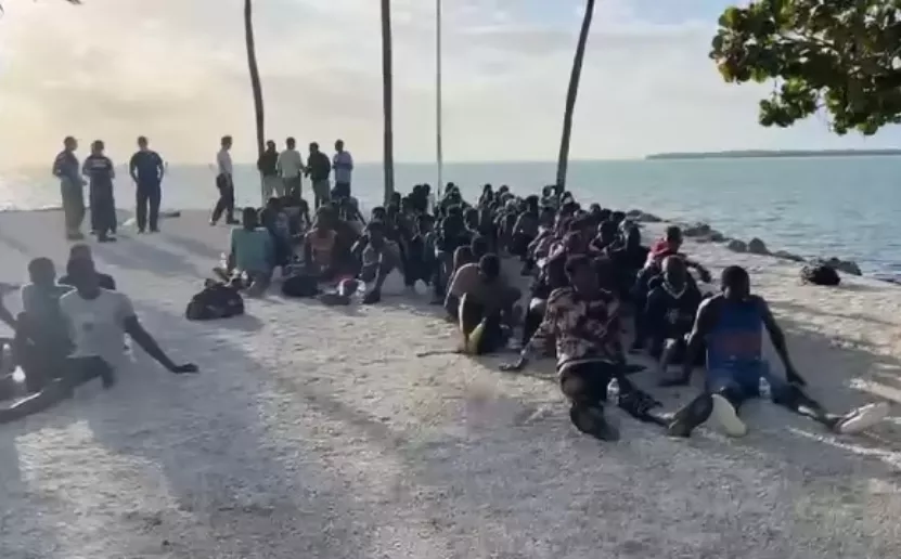 Un centenar de personas llegó a Miami desde Haití.