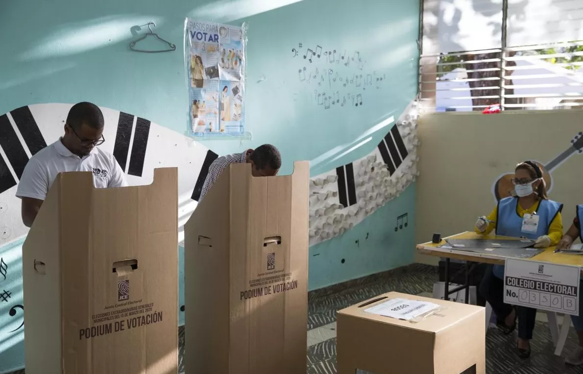 El mostrar la boleta es una práctica común en las elecciones para validar transacciones.