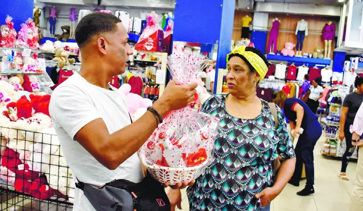 Un hombre mientras decide que regalo le obsequiará a su pareja.  José de león