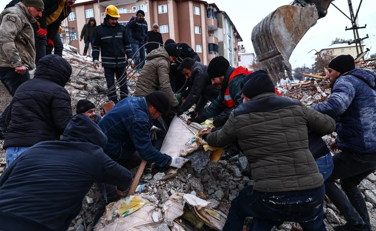 Los recatistas de Turquía trabajan contra el reloj en un ambiente de bajas temperaturas.