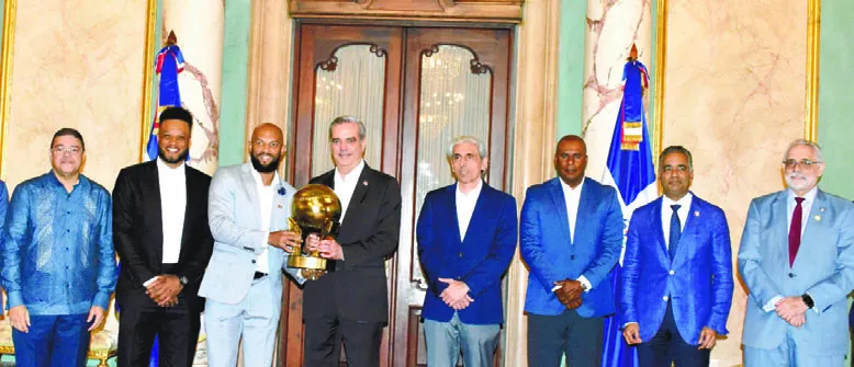 El presidente Luis Abinader, recibe corona  de las manos de Emilio Bonifacio.José de León