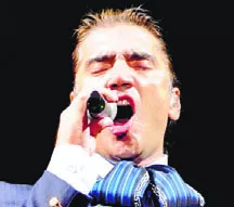 El cantante casi ni se podía mantener de pie.