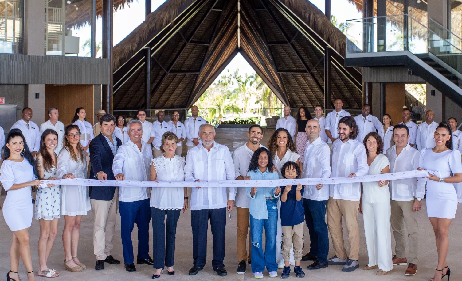 Ejecutivos, colaboradores y relaciones durante la apertura del nuevo complejo.