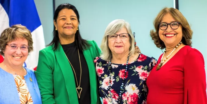 Joselin Taveras-Sánchez junto a sus invitadas en la presentación del libro.