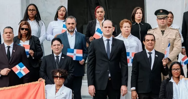Adolfo Pérez, encabeza el depósito de ofrenda floral, junto a colaboradores de la entidad.