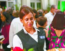 Ofrecer un buen servicio de  camarería.
