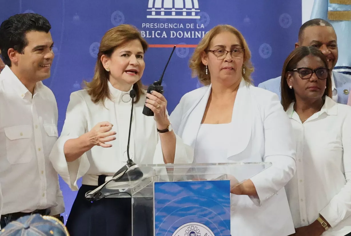 La vicepresidenta  hace el llamado oficial que dejó en operaciones en acueducto. josé deleón