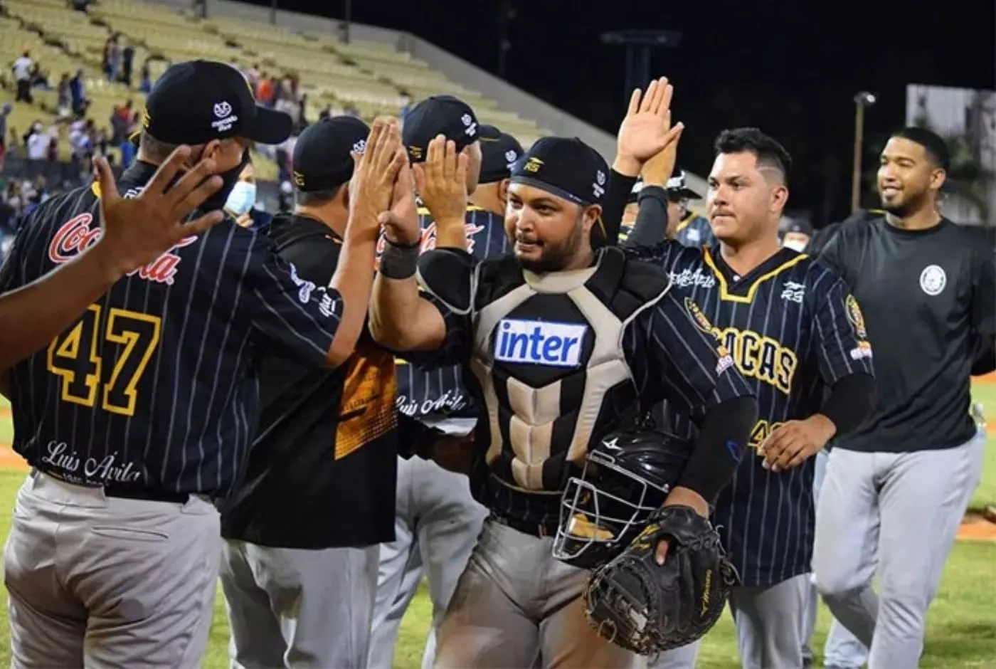 Jugadores del equipo Leones de Caracas de Venezuela que a partir de hoy será  anfitrión del clásico caribeño.    fuente  externa
