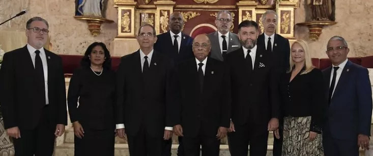 Milton Ray Guevara, al centro junto a miembros del Tribunal Constitucional.