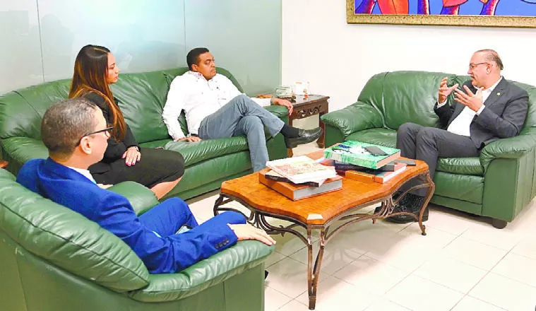 Ulises Rodríguez durante visita a EL DÍA con funcionarios de la entidad.