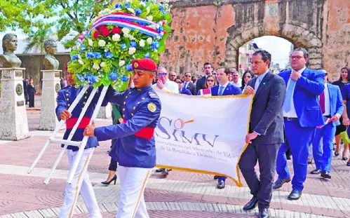 Las flores de la SIMV en el Altar de la Patria.