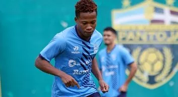 Uno de los jugadores de Pantoja, entrenando.
