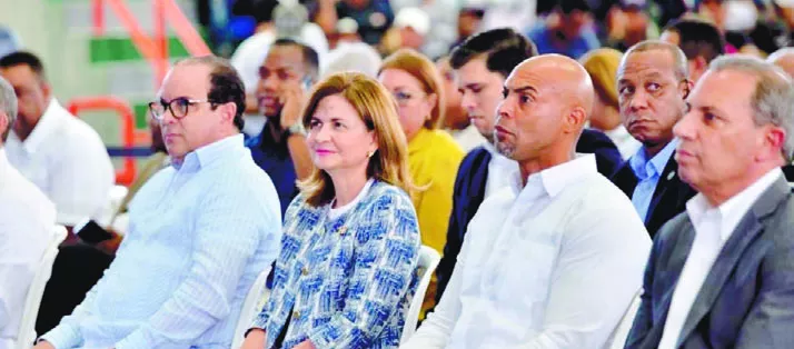 La vicepresidenta de la República, Raquel Peña, junto al   viceministro, Franklin De la Mota; Jorge Almánzar, presidente del Club San Carlos y Garibaldy Bautista, presidente  COD.
