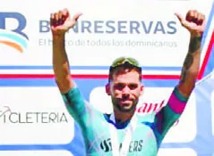 Rubén Companioni  eleva los brazos tras ganar etapa.