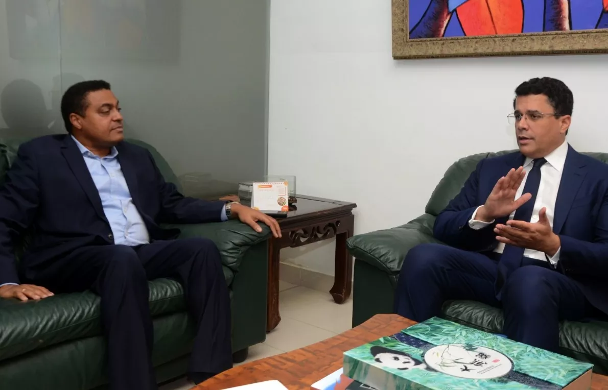 El ministro de Turismo, David Collado y el presidente del Comité Organizador de los XXV Juegos Centroamericanos y del Caribe, José P. Monegro, conversan.