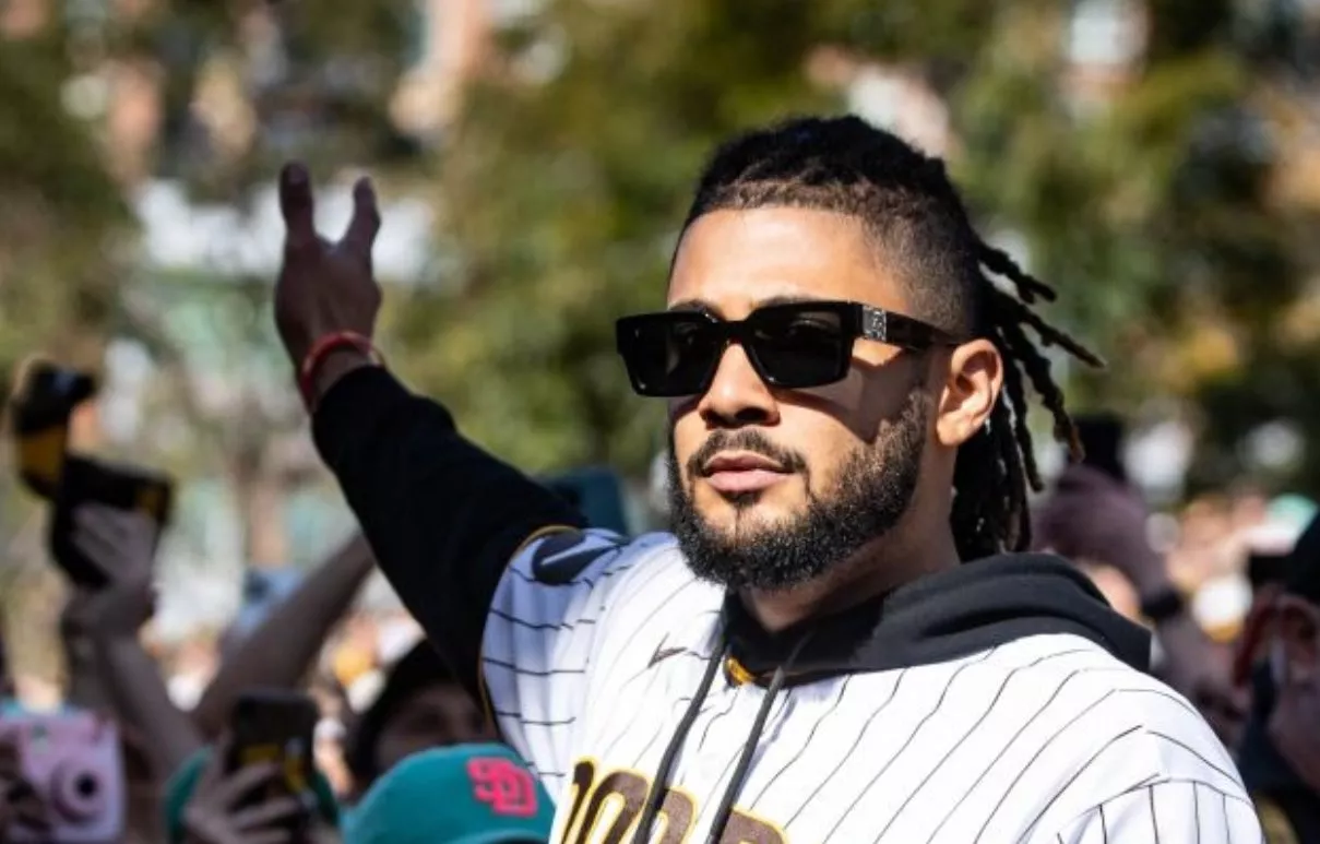 El dominicano Fernando  Tatis Jr. saluda  a los fanáticos de San Diego en su festival.  Ap