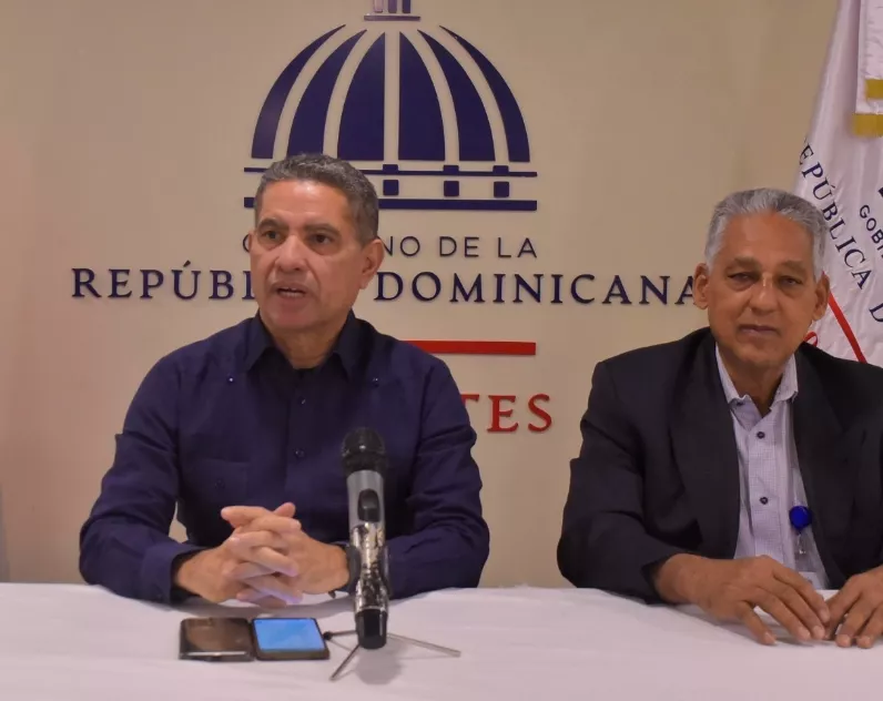 El viceministro de Deportes, Kennedy Vargas ofrece detalles de los Juegos Patrios. A su derecha, Neftalí Ventura.