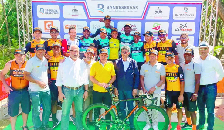 Integrantes del equipo Doglocy/Inteja Imca, cuyo competidor Luis Mora se llevó los principales palmares en la edición 44 de la Vuelta Ciclista Independencia.