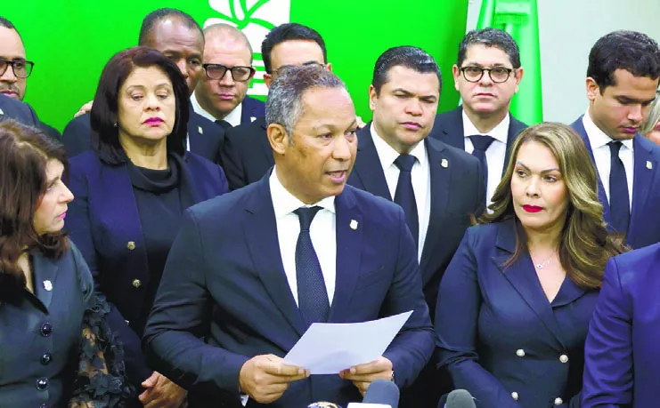 Dionis Sánchez, vocero de los senadores de la Fuerza del Pueblo.  Elieser tapia