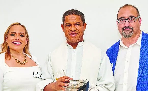 Lucía Sarita, padre Mario de la Cruz Campusano y Chuck Bongiovanni.